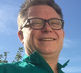 portrait-dr-herbert-bruckbauer.jpg Nahaufnahme von Dr. Herbert Bruckbauer, Zahnarzt in Neufahrn, vor blauem Himmel
